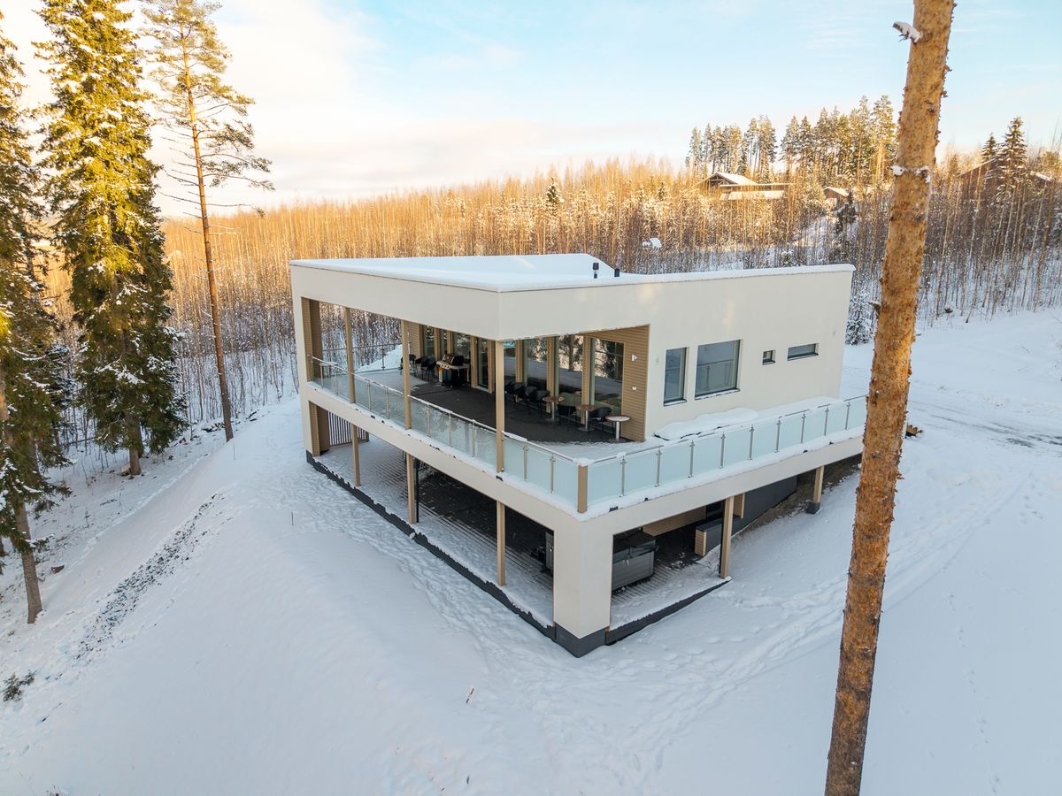 Villa Joutsenranta järvimaisemalla